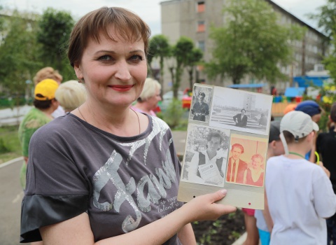 В акции приняли участие и взрослые и дети, которые принесли с собой фотографии двора 80х - годов.
